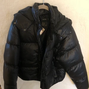 Vinterjacka - Svart vinterjacka ifrån boohoo, nyss inköpt! Prislappen är kvar. Jackan är i storlek 40, men passar även 34-38 beroende på hur man vill att den ska sitta!😇 nypris var 800kr! Helt slutsåld på hemsidan.