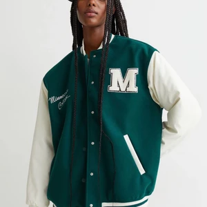 Jersey jacka  - Slutsåld på hm. Storlek S. Bra skick!! Köparen står för frakt på 70kr💕 300kr i utgångspris. Budgivning om fler är intresserade 