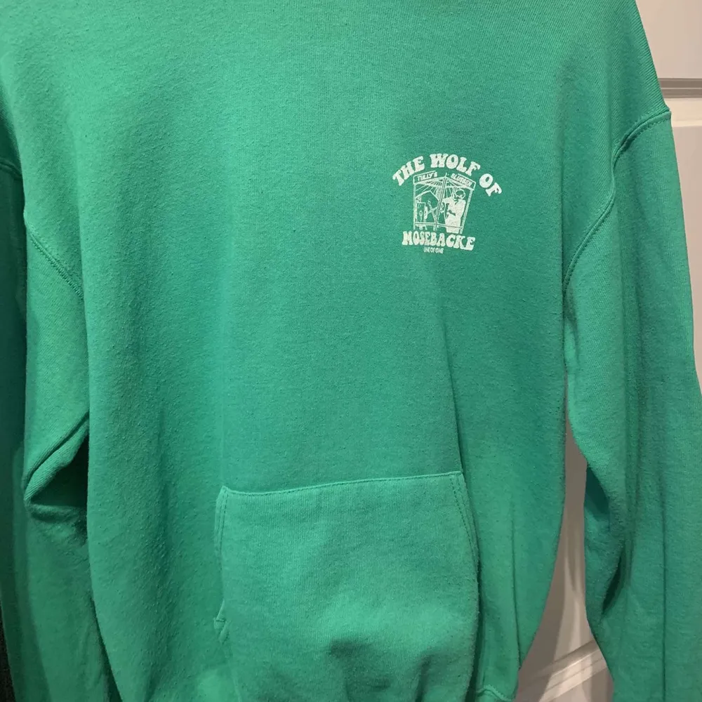 One of one hoodie köpt i pop up store. Bra skick och fraktar spårbart för 66kr. Tröjor & Koftor.
