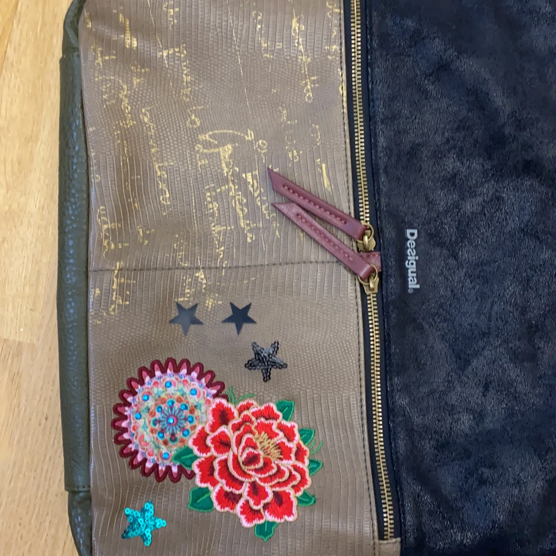 En Desigual handväska  - 91