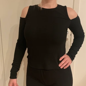 Svart tröja, visar axlar - Tröja från BikBok som visar axlarna som knappt är använd och i fint skick. 
