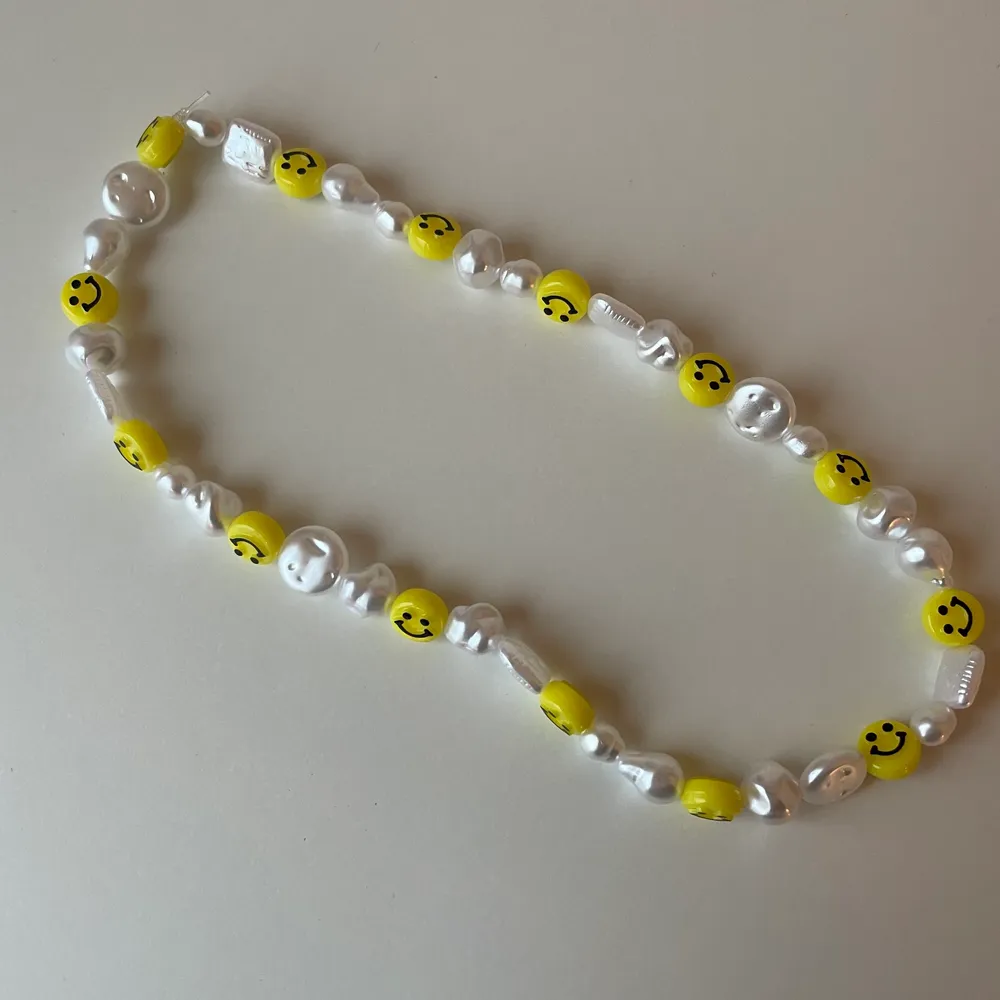 Ett egengjort pärlhalsband med gula smileys 💛 24kr för frakten 🤍. Accessoarer.