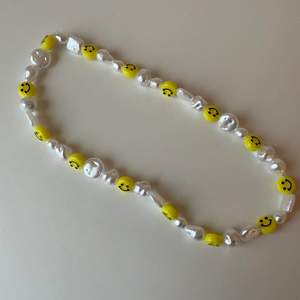 Ett egengjort pärlhalsband med gula smileys 💛 24kr för frakten 🤍