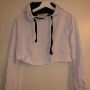 Croppad hoodie - Vit croppad hoodie med svarta snören. 