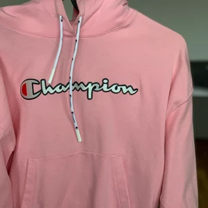 Champion hoodie - Köptes för 599kr, har inte använt den många gånger men den har däremot en fläck som syns på bild 2. Har inte försökt ta bort den med fläckborttagning eller så, så den går säkert bort haha men därav det billigare priset💕 Den syns inte så mycket irl :)