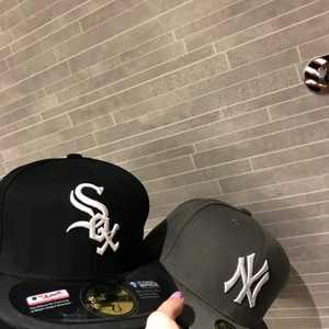 2 new era fitted cap - Säljer 2 as schyssta new era fitted snapbacks. Storlek 7 1/4 på båda, den ”vanligaste” storleken borde passa de flersta. I princip oanvända så väldigt fint skick. Säljer var för sig eller båda till ett litet paketpris. Skriv pm för fler frågor eller bilder😊