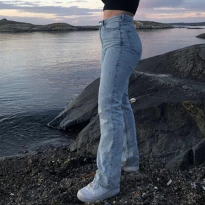 Weekday ”rowe” jeans stl. W29 L32 - ljusblåa jeans med en straight fit. Köpta för 1,5 år sedan med fortfarande i väldigt bra skick. (jag är ca 170 cm lång.) ❤️‍🔥 