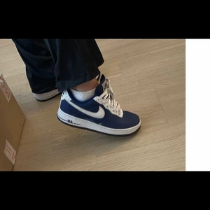 Nike  - Säljer dessa Nike skor. Köpta här på plick men dom har inte kommit till användning nått. Storlek 38. Säljer för 230 kr ( nypris 1400 ) skriv privat för fler bilder 