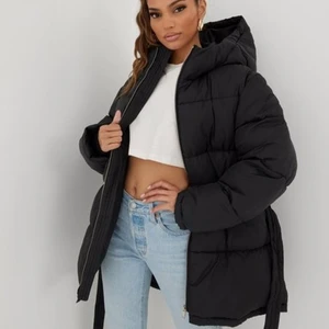 Vinterjacka Nelly precious puffer jacket - Säljer denna i oerhört populära och varma jacka från Nelly. Jackan är helt oanvänd, endat prövad så prislapp och allt sitter kvar. Jackans modell i svart, som denna, är helt slutsåld på grund av hur trendig jackan är. Storlek 36. Nypris 799