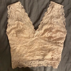 spets topp - ljus rosa/ beige spets topp, jätte fin och sitter fint! Aldrig använd så helt ny❤️ pris kan diskuteras