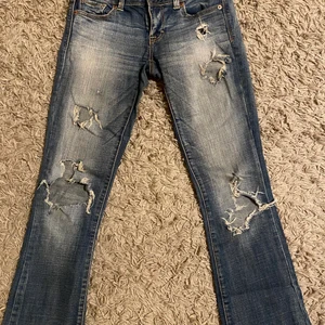 Lågmidjade jeans - Jätte fina lågmidjade jeans från American eagle, men slitningar och lite utsvängda. Säljer pga att de är för små för mig❤️Skriv för mer bilder❤️ Oklar storlek men skulle säga de är 25/32. ❤️Säljer för 300 +frakt ❤️