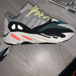 Adidas yeezy 700 - Strl 42,får jätte gärna be om mera bilder!! Använda två ggr bara, sulan är rengjord!!! Kan även tänka mig byta mot andra skor eller plagg i strl M.  Priset kan diskuteras vid smidig affär!