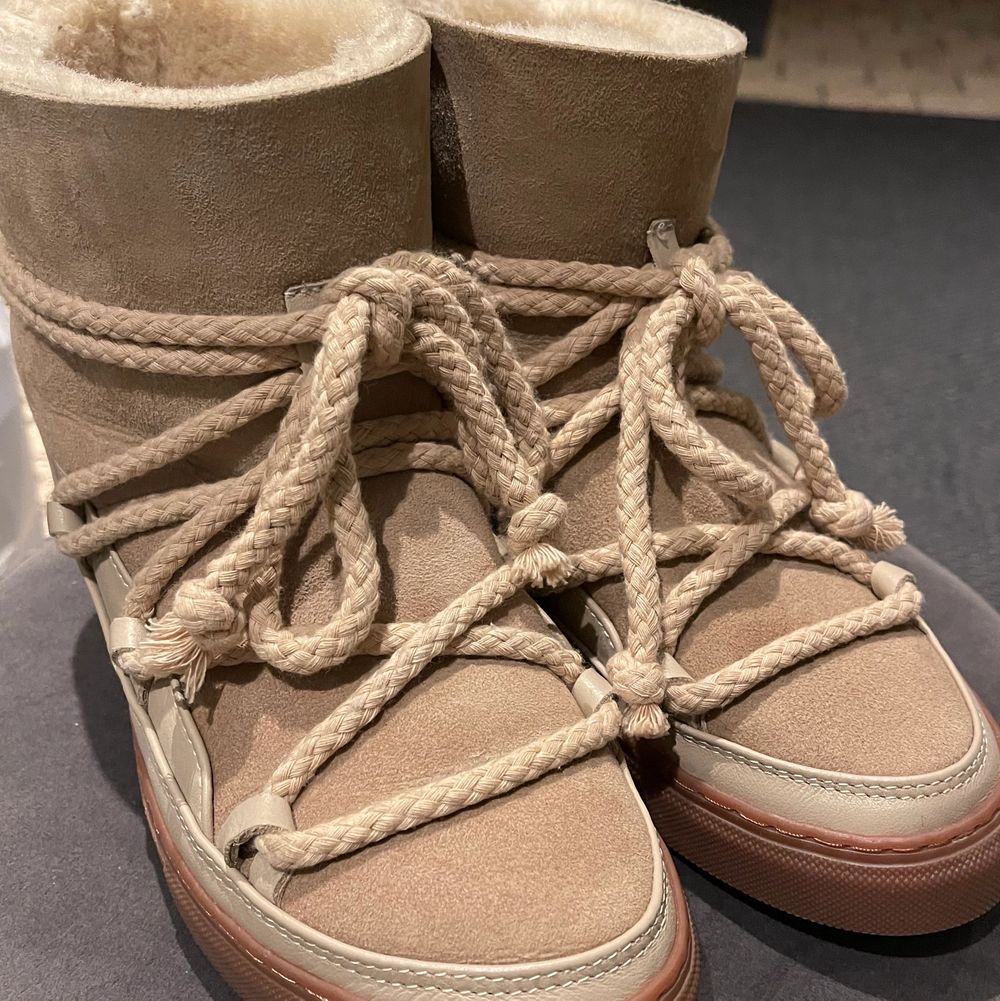 Inuikii skor som endast har blivit använda 1-3 gånger, alltså nyskick. Nypriset på skorna är 2500kr💕💕 storlek 37 (dom finns kvar tills annonsen är borta) vill bli av med dom så snabbt som möjligt . Skor.