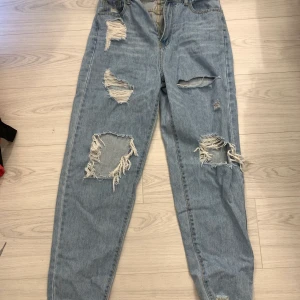 Ljusa håliga jeans från Shein - Säljer dessa oanvända ljusa jeans från Shein eftersom de tyvärr inte passade mig, Storlek M men är lite tighta. Passar perfekt i längd om man är 160 eller kortare! (Köparen står för frakten)