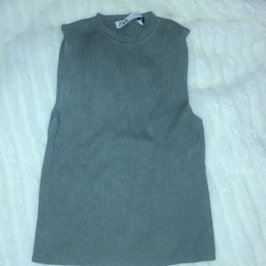 zara topp - så fint väst linne topp från zara som är helt slutsåld!! stretchig så passar flera storlekar♥️i en grön blå färg!! superfin!!