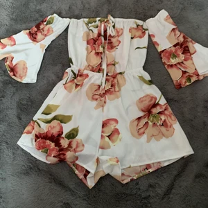 Storlek S - Söt sommar playsuit. 