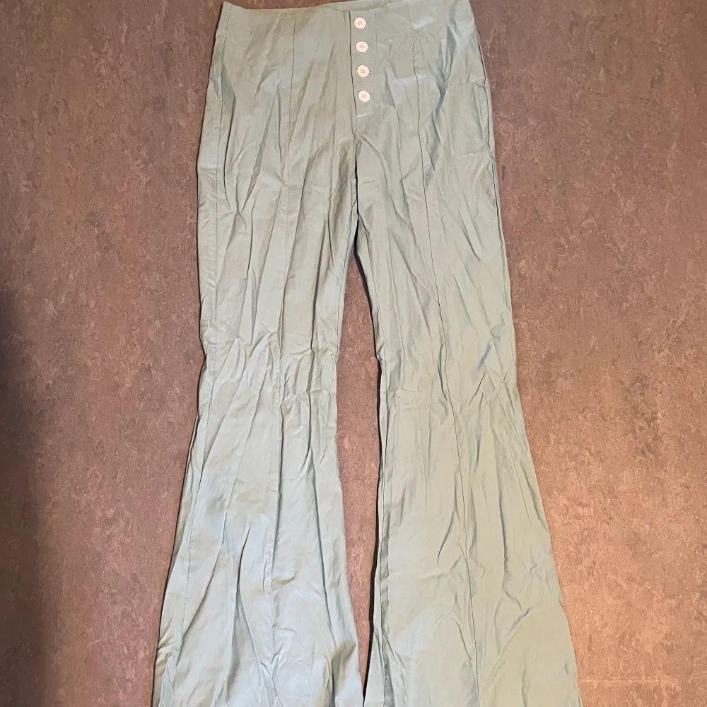 Shop cider feelin' blue high wasted trousers. ❗️behövs strykas men äger inget strykjärn haha❗️ säljs pga köpte två storlekar, aldrig använda!. Jeans & Byxor.