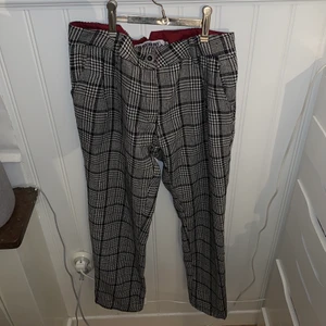 Kostymbyxor - Skitfina kostymbyxor i strl 38 från the rocky rev som tyvärr inte satt bra på mig.                                                                     Kan mötas upp i Stockholm eller frakta då du står för frakten!