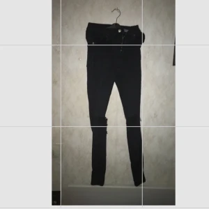 Svarta håljeans  - Säljer nu mina svarta jeans med hål som inte kommer till användning, jag är 175 och dom sitter bra. Hålen är lite utöjda men fortfarande snygga!! Storleken står inte men är säker på att det är en XS Om du vill ha bild hur dom sitter på så är det bara att skriva!🤍