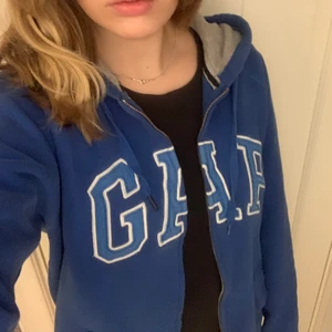 GAP zip hoodie - Intressekoll på denna superfina mörkblå gap hoodie i herrstl L. Fint skick och inga defekter!                                       