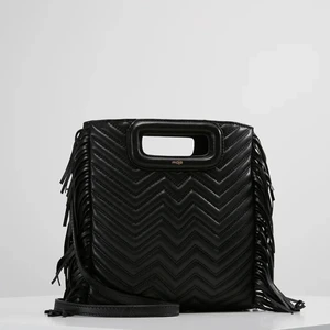 Maje väska - Sjukt fin maje väska i svart💞Den är i använt skick med relativt små slitningar som syns på bilden. Maje texten är även borta och små guldetalher på kedjan är lite rostig. Men detta syns inte alls och den är fortfarande trots användning i fint skick 💞💗