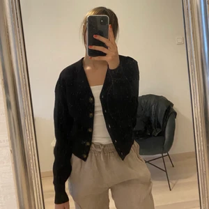 Other Stories kofta  - En svart kofta från & Other stories, så bekväm & fin!!😍😍 Jättebra kvalitet, som ny. Storlek XS