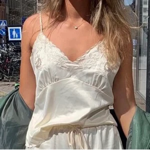 Topp - Säljer mitt populära linne från zara! Den är i samma färg som bild 2💗 skriv om ni vill köpa