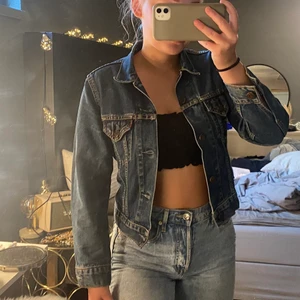 Jeansjacka - Jeansjacka från Levis i storlek XS som blivit för liten på mig, säljer för 100kr + frakt