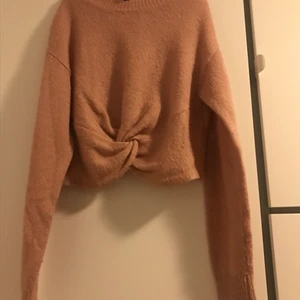 Knyten magtröja  - Säljer nu denna fina rosa tröja. Den är lite kortare men inte som en magtröja, använd några gånger men den är i ny skick.🤩 Strl S men passar även xs. Köparen står för frakten.