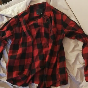 Lager 157 L - Aldrig använt you know the drill. Den har bara legat i min garderob väntat på att bli sedd jag köpte den för jätte länge sen jag kommer inte ens ihåg. Men jätte fin inte så tjockt material men den ör luftig och skön nu på sommaren! 