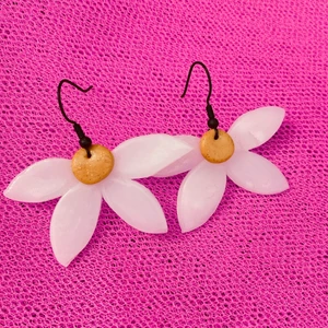 Handgjorda smycke - Handgjorda örhängen som är hållbara och väldig fina på. Skriv till mig om ni vill ha personaliserade smycke😉😉💕💕😚