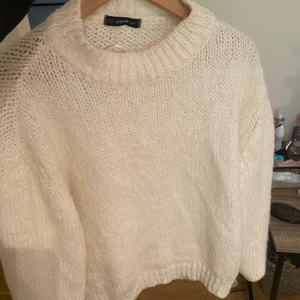 Vit stickad - Så fin stickad tröja i one size, vet ej vart den är köpt men använd 1 gång. Passar S/M🧡 Säljer för 180kr kontakta mig för o köpa!