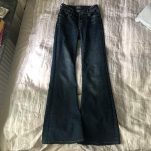 Superdupersnygga jeans från crocker som tyvärr har blivit försmå. W25 och L33. De sitter snyggt lågmidjat och är faktiskt väldigt stretchiga