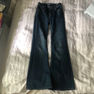 Snygga jeans från crocker  - Superdupersnygga jeans från crocker som tyvärr har blivit försmå. W25 och L33. De sitter snyggt lågmidjat och är faktiskt väldigt stretchiga