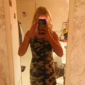 Kamouflage klänning - fin kamouflage klänning knappt använd,fint skick.