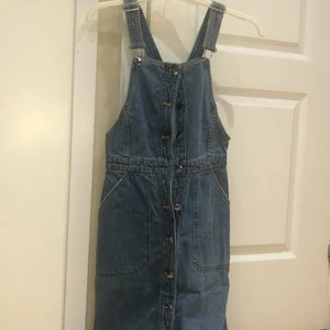 Jeans klänning med hängslar - Denna jeans klänning har jag aldrig använt. Köpt från H&M , storlek 36. Sitter jätte fint och har bra jeans material 🥰