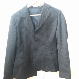 Kavaj + byxor  - Ett supersnyggt det med kavaj och byxor som endast är använt en gång. Köpt för ca 400 kr. För mer information om byxor såsom mått osv är det bara att skriva. För referens är jag 160 cm har S/M och byxorna är perfekta i längden samt midjan 