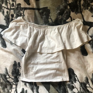 Off shoulder topp - En off shoulder topp från cubus. Denna är i storlek M men är i väldigt stretchigt material, så ser mindre ut. Väldigt fin och bekväm nu till sommaren. Inga fel som jag kan peka ut. Katt finns i hemmet. Betalning sker via swish och köpare står för frakten.
