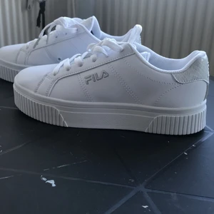 Fila skor HELT NYA!! - Helt nya fila skor i ny skick, kan skickas spårbart, kom priv om ni undrar något, strl 36 men passar även för 35:)