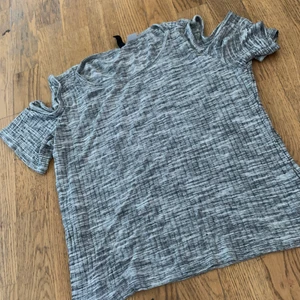 Tröja min hål - Säljer denna fina topp min hål vid axlarna 