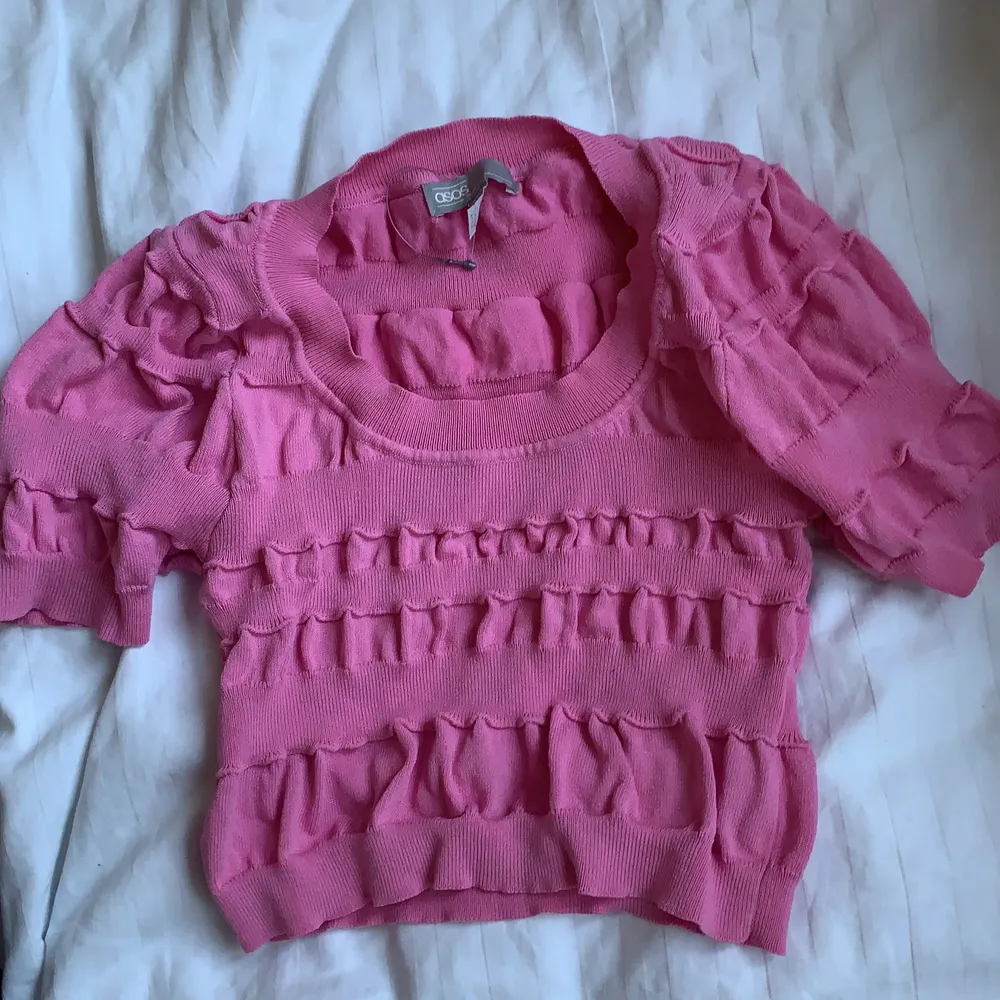 ÄLSKAR färgen på denna men tyvärr tycker jag inte att jag passar i tröjan :( förtjänar ny ägare❤️. Toppar.