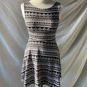 H&M | Miniklänning med heltäckande mönster! - H&M | Miniklänning med heltäckande mönster  EU 34 Pris: 50 + frakt! • Normal passform  • Normal i storlek  • Töjbart tyg  • Om man vill ha en mer festlig klänning kan man bära plagget bak och fram!