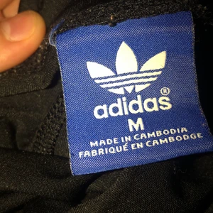 Adidas byxor  - Plagget är använt ganska mycket men ändå i fint skick!och adidas märket är zebra mönstrat!