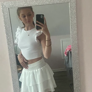 T-shirt  - En super fin och skön t-shirt/ Linne från Zara älskar jättemycket och är skit snyggt till de mesta men har i fler färger som jag använder mer💕