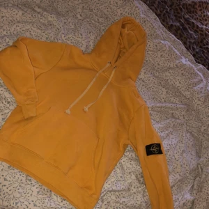 Stone island hoodie - Stone island hoodie, i storlek m. Tjock & skön! Fint skick, säljer den pga jag har två stycken.✨