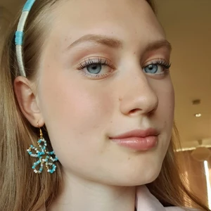 Blomörhängen  - 🌺Egengjorda pärlörhängen i form av blomma. Bestäm färger samt storlek (ifall de ska vara större).🌺 Frakt 12kr