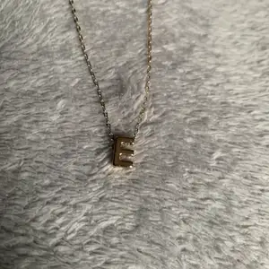 Ett litet guldigt halsband med en E berlock💕💕 Till dig, eller en vän☺️💕 