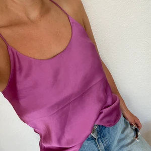 Topp XS  - Topp från BikBok, storlek XS, men är stor i storlek. Toppen är väldigt skön och i bra skick, köpt för flera år sedan och knappt använd. 