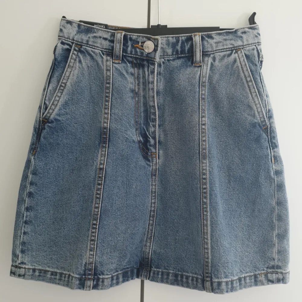 Gullig kort jeanskjol från Monki som är helt oanvänd och har 