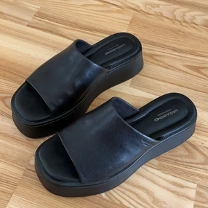 Vagabond slip on sandaler  - Hej jag säljer ett par vagabond sandaler.  Har bara använt dom 1 gång då jag inte vetat vad jag ska ha dom till. Väldigt sköna och snygga ifall man vill ha något lätt men ändå uppklätt. (Lite klumpiga ifall man ska gå långt med dom)  Skriv för fler bilder